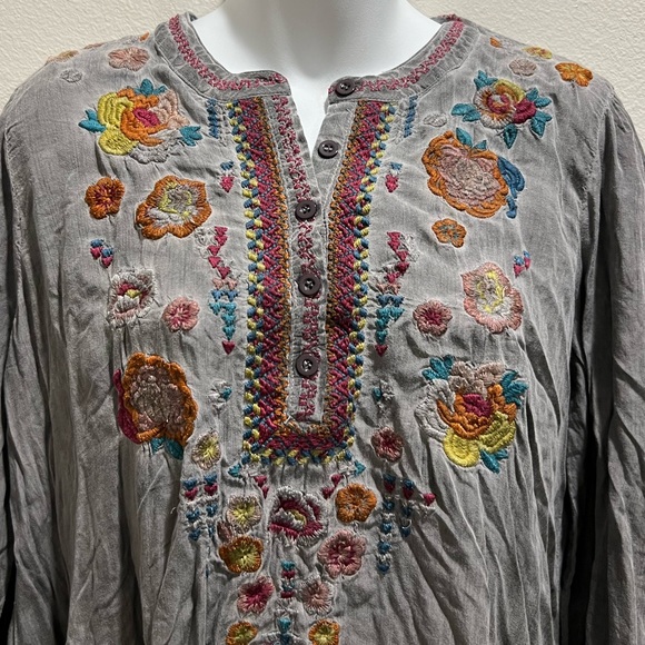 Andree By Unit Shirt Womens SMALL gray Embroidered Floral Boho Flowy Crinkle - Picture 2 of 7